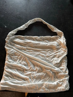 Vit topp  - Säljer en vit super snygg topp som har ett band som går på axlarna, perfekt för sommardagar och för fest! Kommer tyvärr inte till användning längre men är hur snygg som helst!!💗