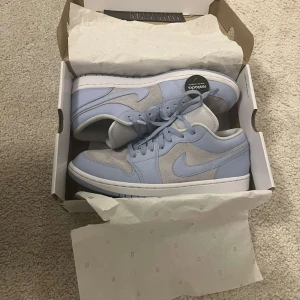 Jordan 1 university blue  - Jordan 1 low university blue/grey Perfekt nu till sommaren när det börjar bli varmare. Nypris 3500kr. Helt oanvända. Storlek 44,5