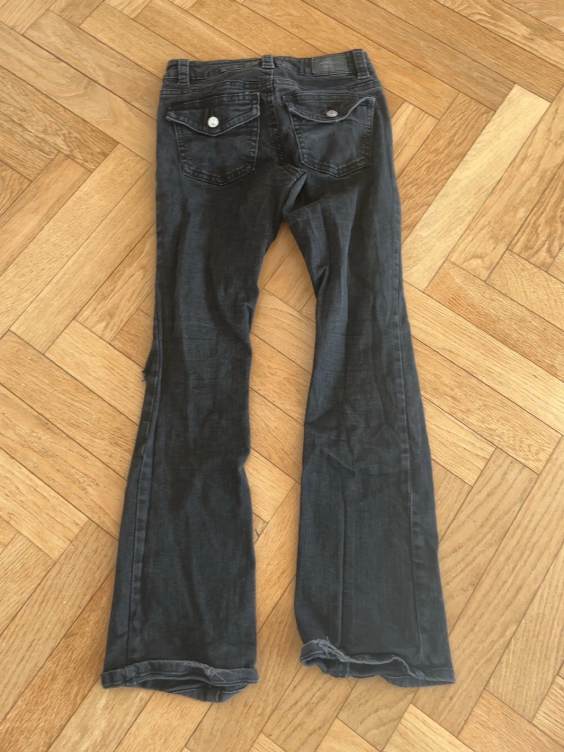 Svarta bootcut jeans med slitning - 1