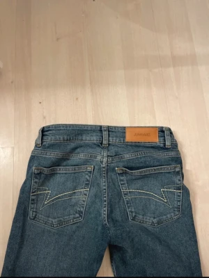 Blå jeans från Junkyard XS - super fina jeans från junkyard, bootcut!💕 i storlek xs! köpta för 800kr och de är använda enstaka gång💕 priset kan såklart diskuteras!