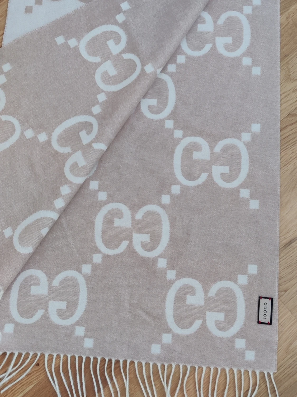 Beige halsduk med GG-mönster