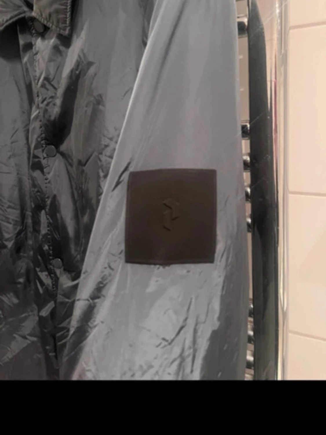 Svart vindjacka med patch - 1