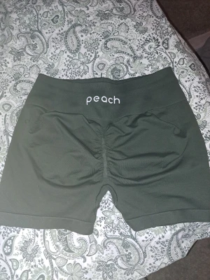 Shorts peach - Jätte snygga shorts med scrunch från peach stl xl som nya i jätte snygg grön färg.