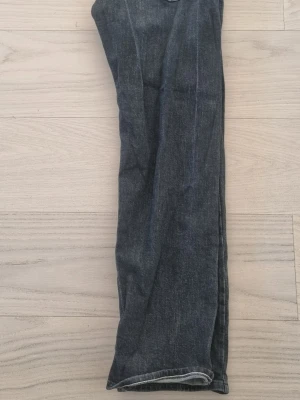 Svarta  jeans från Replay ( replay thad)  - Säljer ett par svarta jeans från Replay  replay Thad stolek 158 köpta i december Sparsamt använda