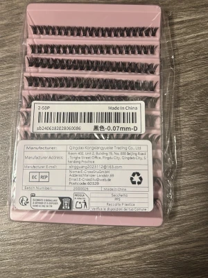 Svarta volymfransar 0.07mm D-böj - Ett set med svarta volymfransar i D-böj, tjocklek 0.07mm. Fransarna kommer i en rosa plastförpackning och är perfekta för att skapa fylliga och dramatiska ögonfransar. Tillverkade av syntetmaterial och lätta att applicera för ett snyggt resultat. PRISET GÅR ATT DISKUTERA!!