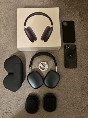 Den perfekta presenten Apple AirPods Max hörlurar + IPhone 11 128gb - Den perfekta presenten Snygga Apple AirPods Max hörlurar med stilren design och mjuka öronkuddar + iPhone 11  (spricka på nedre delen av mobilen). Levereras med smart case och laddningskabel. 