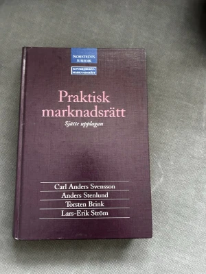 Praktisk marknadsrätt, sjätte upplagan - Kursbok i marknadsrätt med hård, vinröd pärm och tydlig text på framsidan. Boken är sjätte upplagan och skriven av Carl Anders Svensson, Anders Stenlund, Torsten Brink och Lars-Erik Ström. Perfekt för juridikstudier.