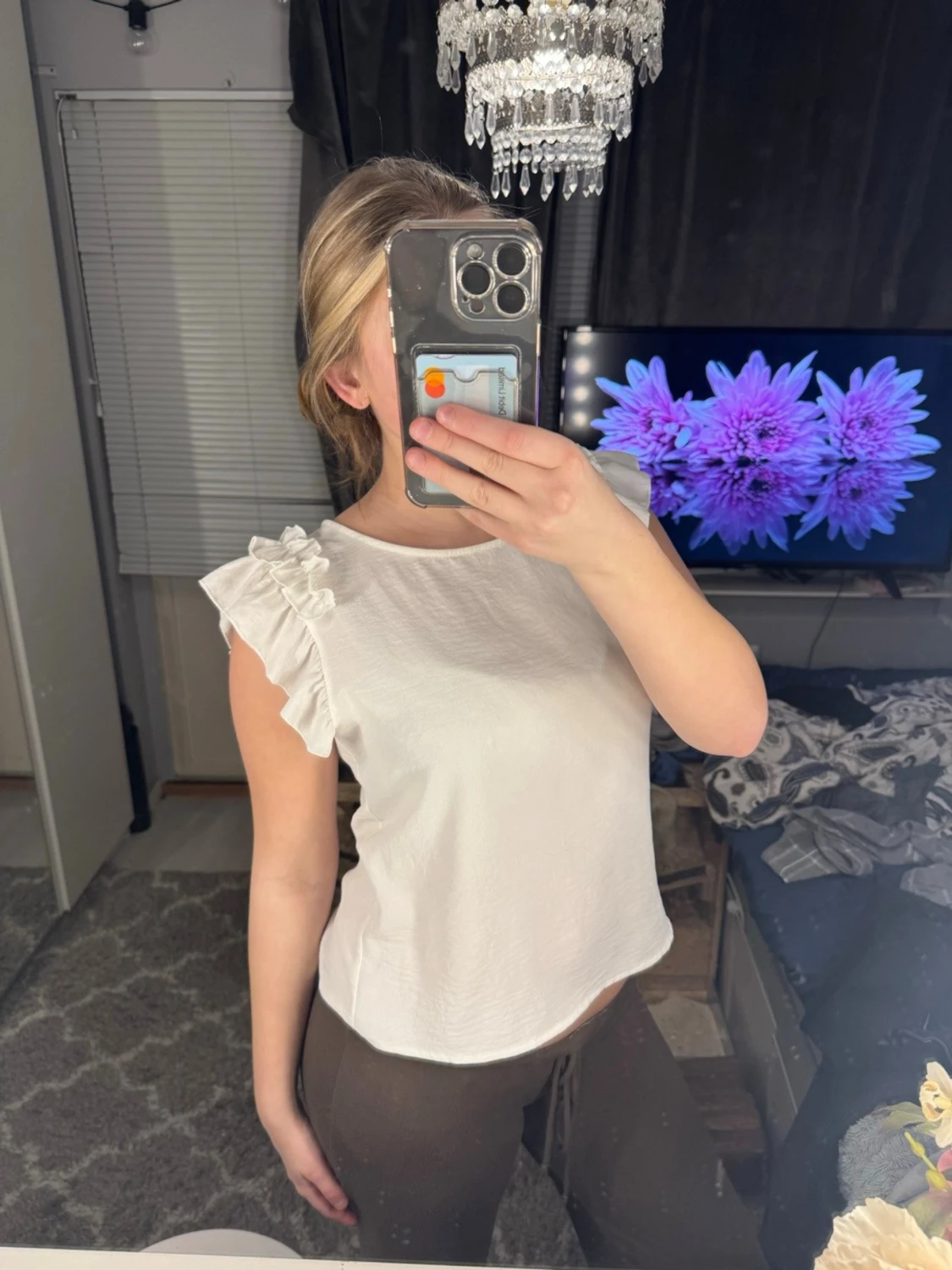 Vit blus med volangärmar