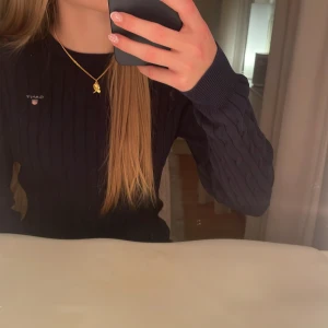 Mörkblå stickad tröja från GANT - Snygg mörkblå tröja från GANT srl är M men den är liten i srl 