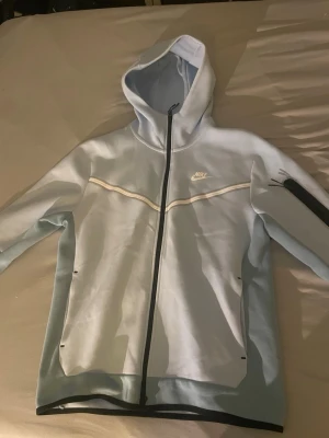 Ljusblå Nike tech - Nike tech fleece i ljusblått. Använd fåtal gånger och är i mycket bra skick. Köpt på unisport i Stockholm. Extremt svårt att få tag på den här exakta modellen för ett billigt pris. Pris kan diskuteras !!!