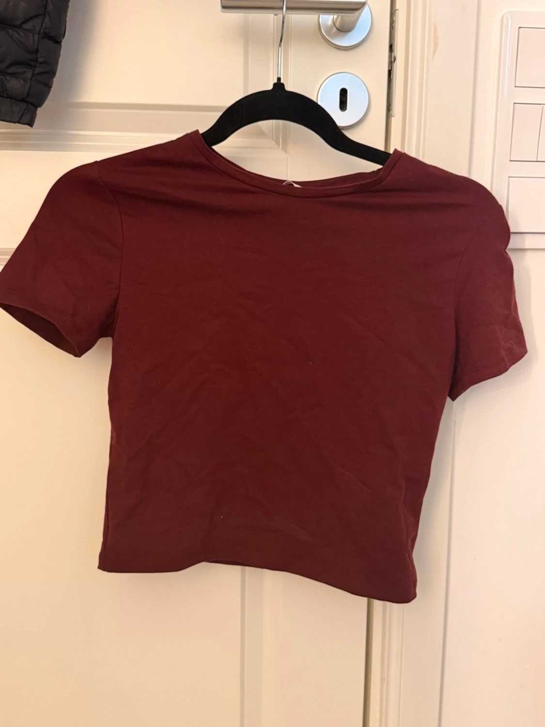 Mörkröd croppad t-shirt