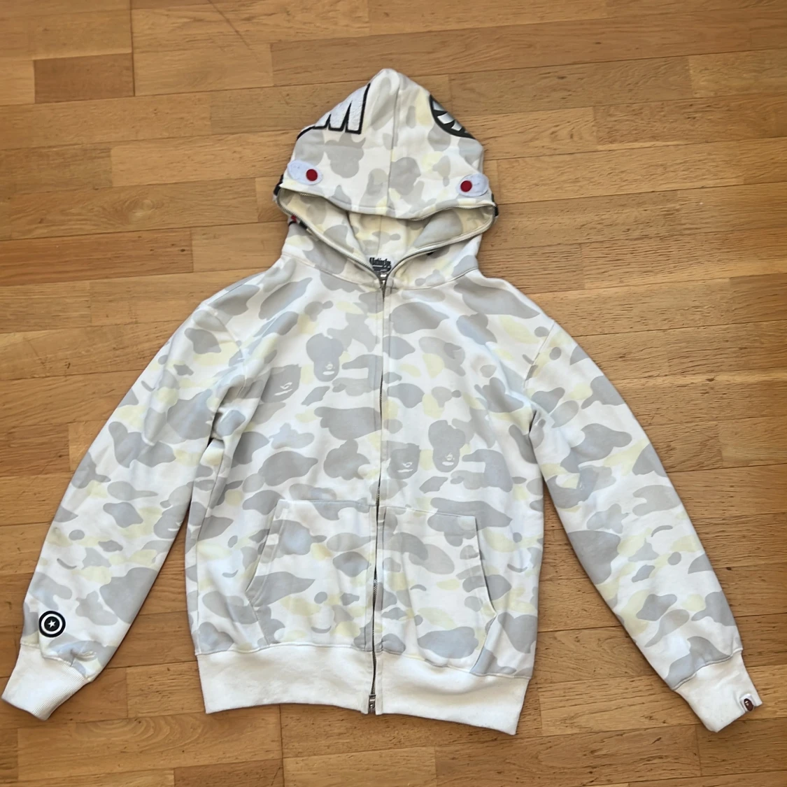 A BATHING APE camo shark-hoodie med dragkedja - 1
