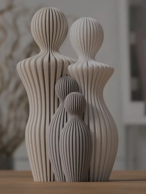 Dekorativa skulpturer 4 personer - Säljer ett set med fyra stilrena dekorativa skulpturer, formade som abstrakta människokroppar. Skulpturerna har en modern, ribbad design i off white och grå toner och passar perfekt som inredningsdetalj i vardagsrum eller sovrum.