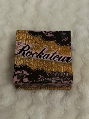 Benefit Rockateur Rouge - Knappt använt- Rouge från Benefit i nyansen Rockateur
