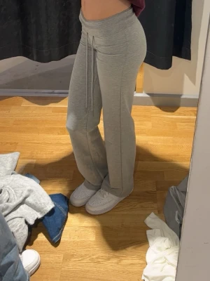 Grå mjukisbyxor från lager - jättefina byxor från lager storlek xxs, bra skick, knappt använa 