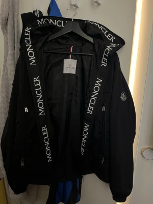 Moncler windbreaker  - Storlek S, Säljer min moncler windbreaker då den har blivit för liten för mig. 