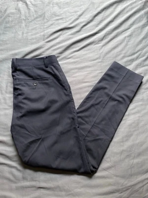 Kostymbyxor Riley - Kostymbyxor från Riley i storlek 48, Slim fit. Nypris 900 kr.