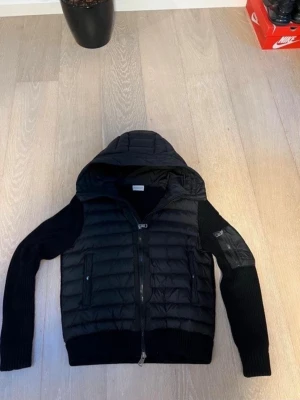 Moncler Jacka  - En svart Moncler jacka som är storlek M, den är knappt använd och den är ganska varm. Jackan här äkta och köpt direkt från butik, om ni behöver mer info de är bara kontakta mig genom DM.