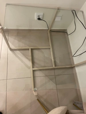 Hörnbord med glasskiva och trästomme - Säljer ett L-format hörnbord med transparent glasskiva och ljus trästomme. Bordet har minimalistisk design och passar perfekt för vardagsrummet. 80x80cm och 400kr för en säljer två likadana