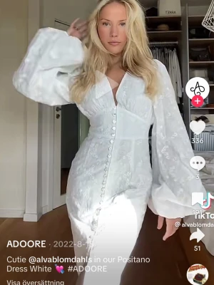 Vit Positano-klänning från ADOORE - Super fin klänning från Adoore i storlek 38 men den är insydd i midjan så skulle säg att den motvsrar storlek 36. Orgpris ligger kring 1700kr, men säljer den för 1300kr pris kan diskuteras💕