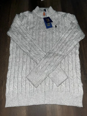 Ralph lauren - Tjena, Säljer en helt ny tröja som är oanvänd med prislapp.