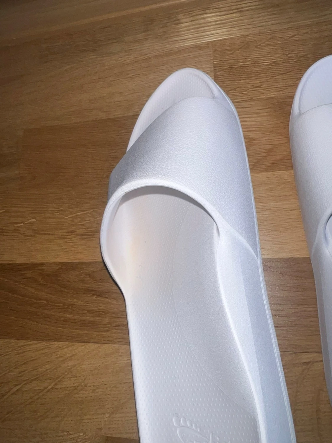 Vita slip-in tofflor från Archie’s - 5