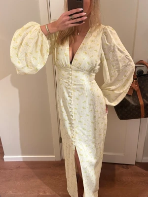 Adoore gul - Underbar adooreklänning. Nyskick inga defekter! Strl 36✨