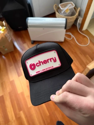 Cherry x John Hatter & Co - Collab mellan Cherry och John Hatter, väldigt sällsynt och riktigt bra skick! Delades ut till vinnaren av Blackjack SM och finns endast ett fåtal av dessa, värderat till 4000kr