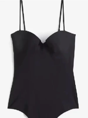 Svart body - Säljer en svart body i fint skick och helt oanvänd. kontakta gärna innan köp eller vid fler frågor/bilder💕pris kan diskuteras vid snabb affär