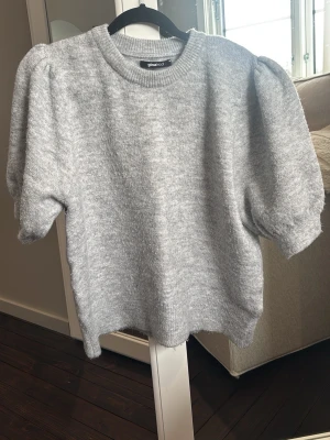 grå tröja  - grå gina tröja, använd fåtal gånger 