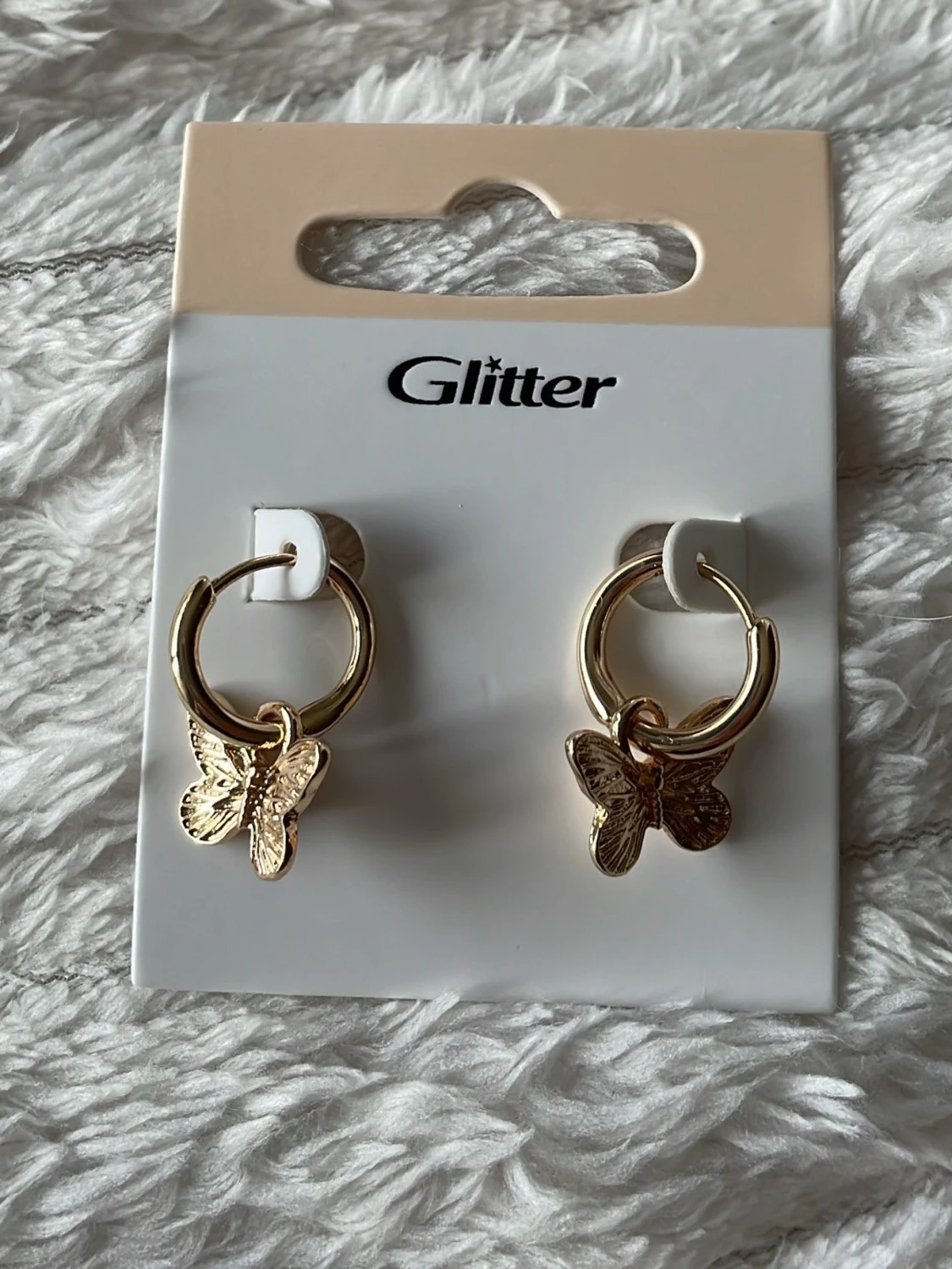 Guldiga örhängen med fjärilar Glitter