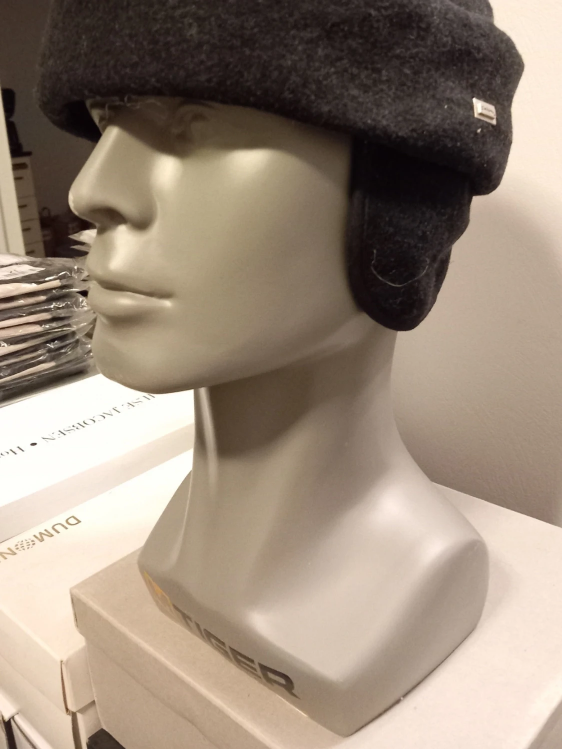 Svart mössa från Shaman - Storlek 56  - 1