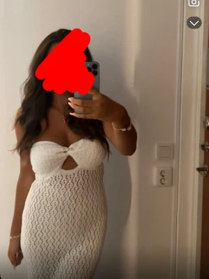 Elegant vit klänning🤍 - Endast använd vid 1 tillfälle. Kan behövas underkjol/shorts under så att den ej är genomskinlig. Perfekt till midsommarfirande🫶🏼