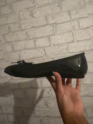 Mörkgröna ballerinaskor från Cider - Stilrena mörkgröna ballerinaskor i glansigt material från Cider. Skorna har rund tå, dekorativ rosett framtill och elastisk kant för skön passform. Perfekta för dig som vill ha en enkel men trendig look. St39