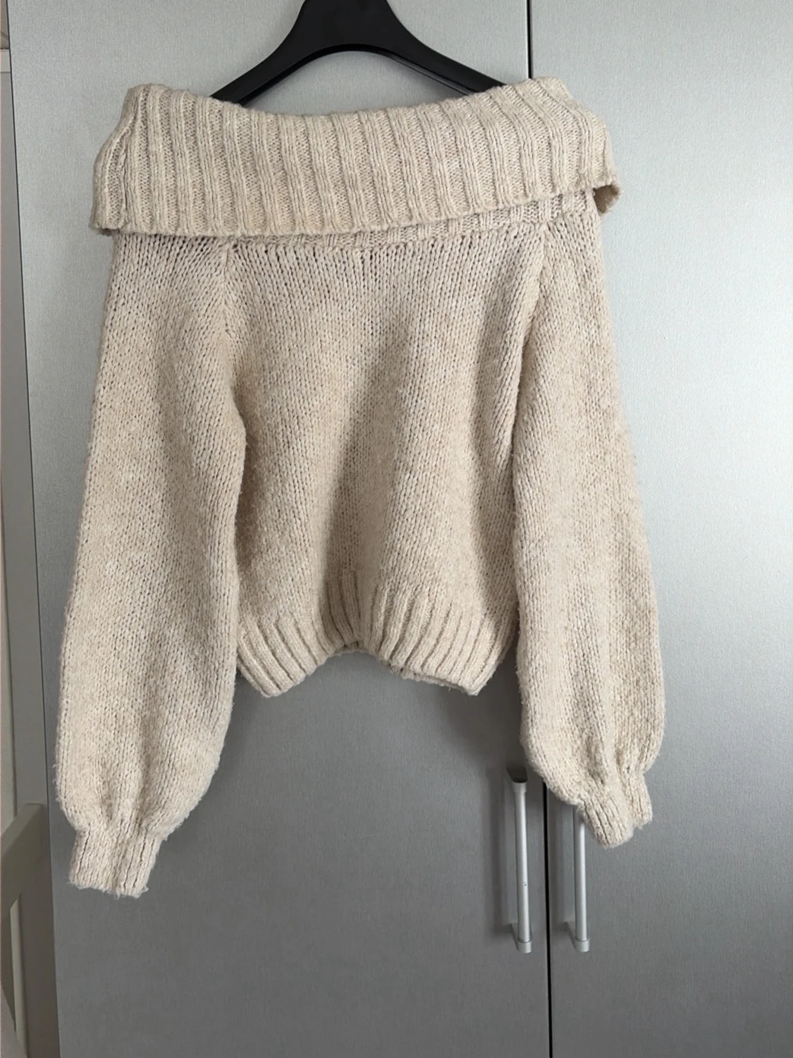 Beige off shoulder stickad tröja