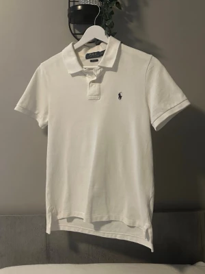 Ralph Lauren Polo - Storlek 14-16 slim fit (XS) den är knappt använd och är i väldigt bra skick.