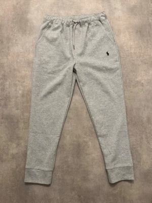 Gråa barn mjukisbyxor från Polo Ralph Lauren - Snygga ljusgrå barn mjukisbyxor från Polo Ralph Lauren