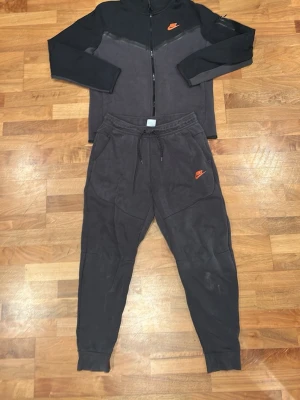 Nike tech flees  - Nike set, byxor rätt använda men tröjan knappt använd 