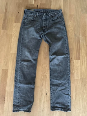 Gråa Levi's 501 33/34 -  Grå jeans Levi's 33/34 lite trasiga vid fötterna se bild