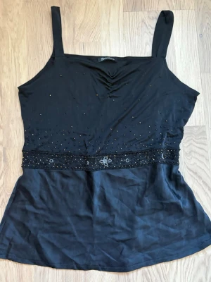 Vintage sidenlinne med pärlbrodyr  - Svart sidenlinne i 100% silke med vacker pärlbrodyr och dekorativa detaljer framtill. Storlek L men passar som M💕💕