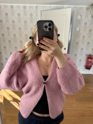 Stickad kofta - Säljer denna stickade koftan från Lindex i storlek xs/s❤️ den är knappt använd💕