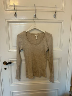 Beige tröja  - Beige tröja från HM, säljer likadan vit 