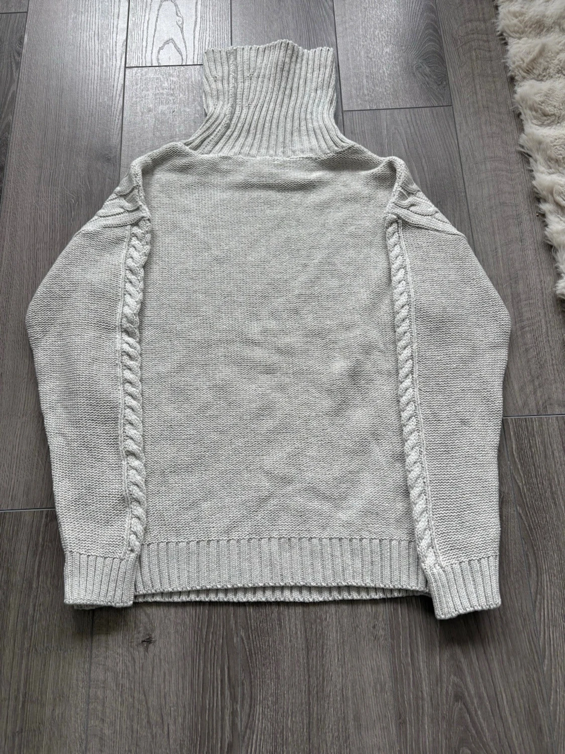 Ljusgrå kabelstickad  - 1
