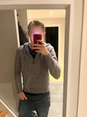 Grå stickad hoodie med dragkedja - En stickad half zip från pier one. Perfekt till våren och passar mycket bra till både mörka och ljusa plagg. Bara att höra av sig vid intresse.
