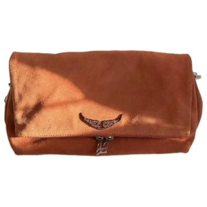 Zadig väska - Säljer den här super coola orangea suede väskan från Zadig et Voltaire!! Skicket är superbra och kedjan har inga tecken på slitage. Skriv om du vill ha mer bilder eller frågor!❤️