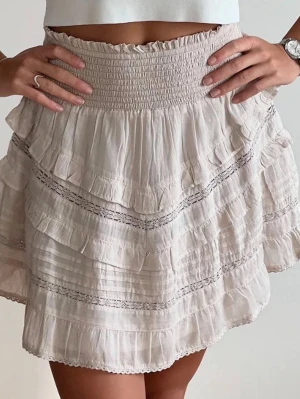 Neo Noir kjol  - Säljer nu denna kjol från neo noir . Har använt den några få gånger. Är i storlek S men passar säkert Xs och M .