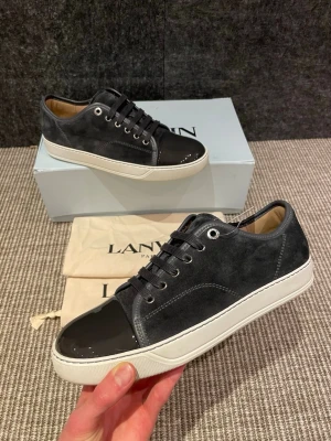 Lanvin skor(nya)  - Hej, säljer nu dessa svin snygga lanvin skor. Skorna är i nytt skick! Testade någon gång. Begränsat antal boxar och dustbag. Hör av dig vid frågor. 