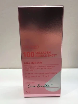 VT Collagen Reedle Shot 100 - En lyxig hudvårdsprodukt från VT, Collagen Reedle Shot 100, i en snygg rosa och silver förpackning. Innehåller 10 ampuller à 2 ml med kollagen för daglig hudvård. Perfekt för dig som vill ha slätare och mjukare hud. Appliceras som första steg i din hudvårdsrutin.