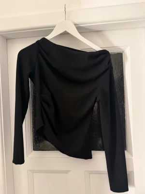 Svart blus - Svart blus från Gina Tricot i storlek S ❣️ Den har en lite speciell modell men är supersnygg, endast använd 1 gång så fint skick, skriv om ni undrar något ❤️
