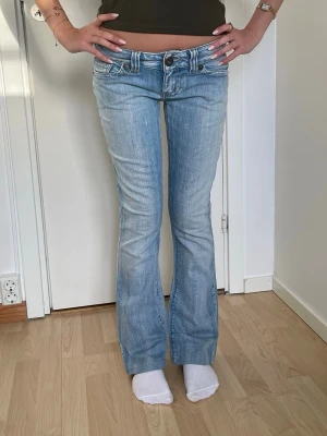 Lågmidjade jeans  - Superfina lågmidjade jeans från guess! Midjemått tvärsöver: 37cm Grenmått: 17cm Innerbenslängd: 75cm Jag är 158cm för referens💓